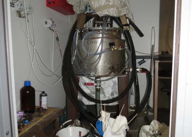 Policija likvidē metadona laboratoriju; izņemti 229, 516 kg narkotisko vielu