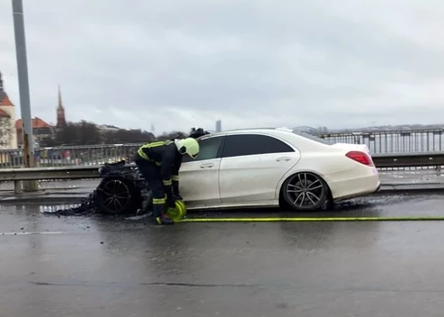 VIDEO: Lāčplēša dienas rītā uz Vanšu tilta nodedzis "Mercedes"