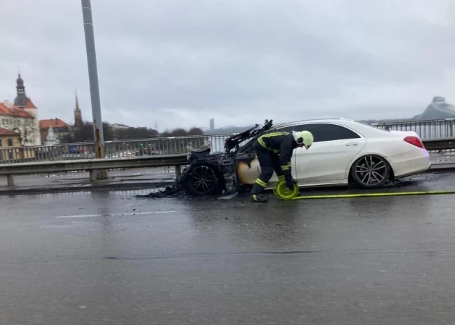  Lāčplēša dienas rītā uz Vanšu tilta dega automašīna. Aculiecinieka video liecina, ka transportlīdzeklis dega ar atklātu liesmu un notikuma vietā ieradās glābēji.