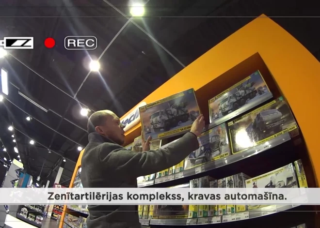 Рижанин недоволен - в торговом центре продают модели российской армейской техники