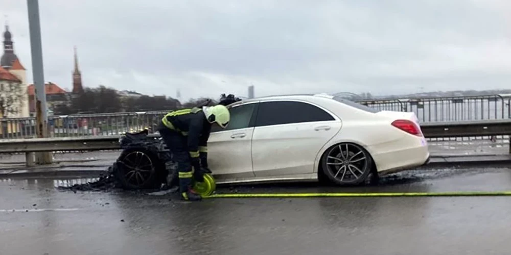 На Вантовом мосту сгорел автомобиль  