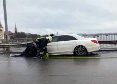 На Вантовом мосту сгорел автомобиль  