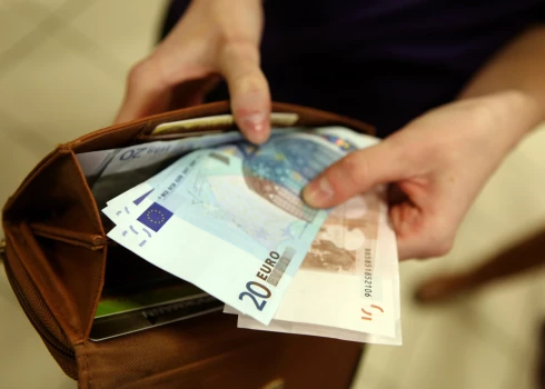 No nākamā gada minimālā alga būs 620 eiro