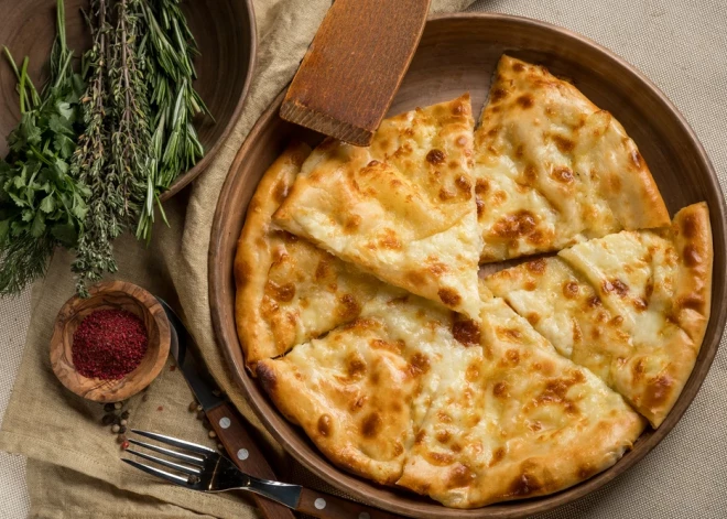 Быстро и вкусно: рецепт "ленивых" хачапури на сковороде