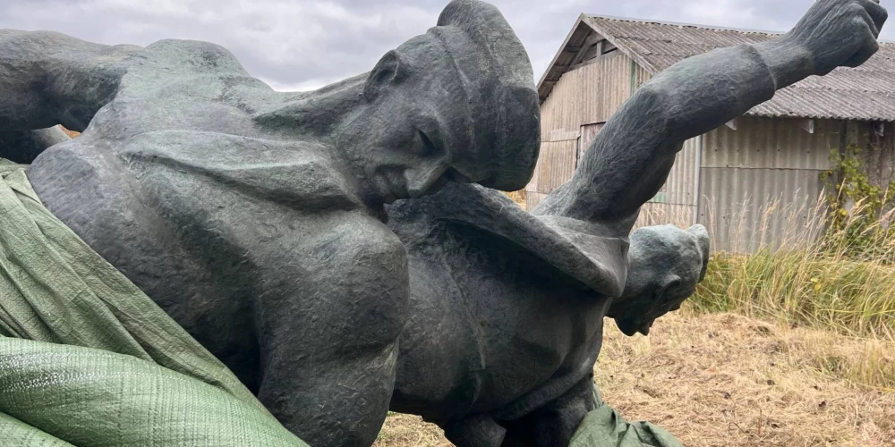 Снесенный памятник продолжает вызывать недовольством местных жителей