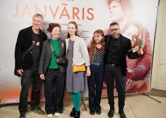 FOTO: kino draugi Lāčplēša dienā dodas skatīties Kairiša jauno filmu "Janvāris"