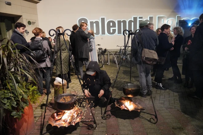 Pirmizrādes bankets risinājās barikāžu noskaņās - viesi tika cienāti ar ugunskura zupu un sviestmaizēm.