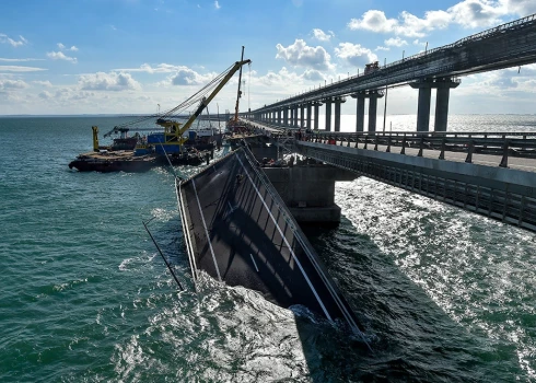 Darbinieki veic Kerčas šauruma saspridzinātā tilta remontrabus.