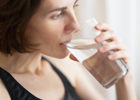 Какую воду лучше пить и зачем это надо делать?