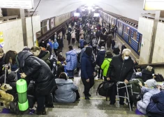 Жители Киева прячутся в метро от российских ракет