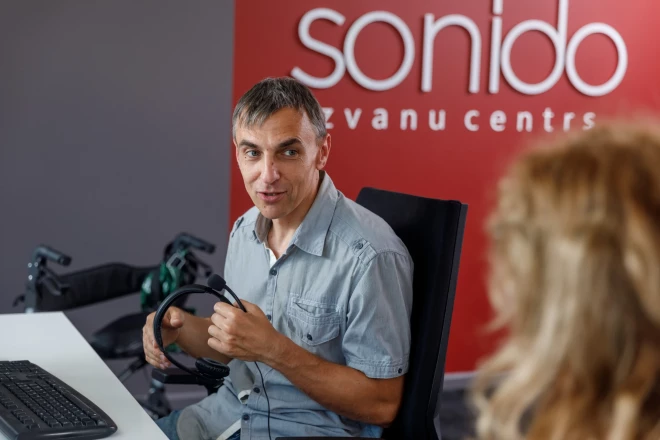 Dmitrijs ar kustību traucējumiem iejuties “Sonido” komandā.