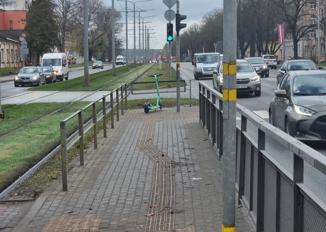 Netālu no Neredzīgo ciemata Juglā Mārkalnes ielas tramvaja pietura vājredzīgam cilvēkam var būt liktenīga – viņš vārda tiešā nozīmē tiek aicināts ieskriet stiklos.