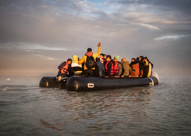 Francija un Lielbritānija paraksta vienošanos par migrantu plūsmas apturēšanu pār Lamanšu