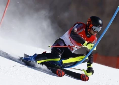 2022. gada Pekinas Olimpiskās spēles – kalnu slēpošana – 1. skrējiens slaloma vīriešiem – Nacionālais kalnu slēpošanas centrs, Jancjinas rajons, Pekina, Ķīna – 2022. gada 16. februāris. Miks Zvejnieks darbībā. REUTERS/Kristians Hartmans