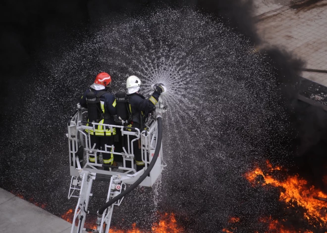 Pirmdienas rītā lokalizēts ugunsgrēks ražošanas ēkā Rīgā