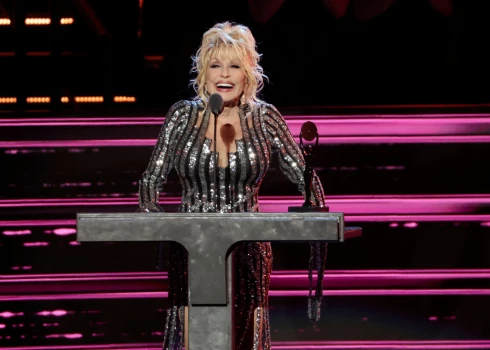 Dollija Pārtone Rokenrola slavas zālē.