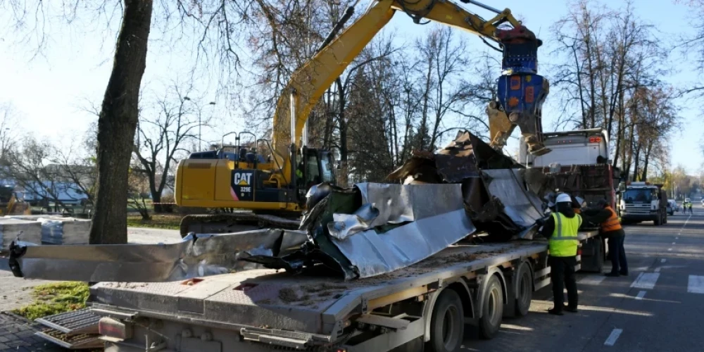 Демонтаж памятника советским солдатам в Даугавпилсе (Фото: LETA)