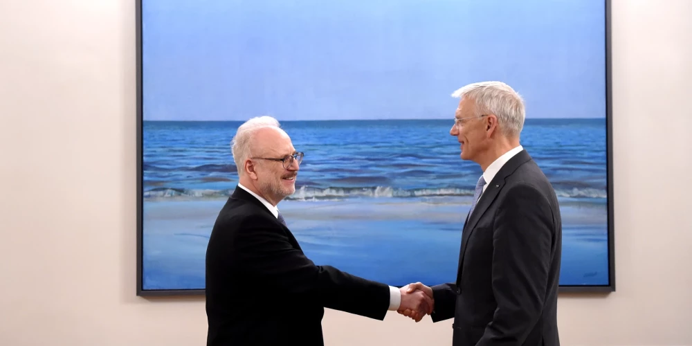 Valsts prezidents Egils Levits (no kreisās) un partijas "Jaunā vienotība" pārstāvis, Ministru prezidents Krišjānis Kariņš tikšanās laikā Rīgas pilī, kur pārrunāja līdzšinējo valdības veidošanas sarunu gaitu.