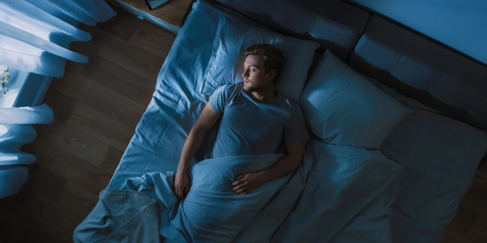 Pētījums atklāj, cik bīstama veselībai var izrādīties gulēšana pat pie nelielas gaismas
