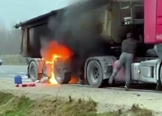 Пожар на шоссе Бауска-Рига - у грузовика вспыхнуло колесо