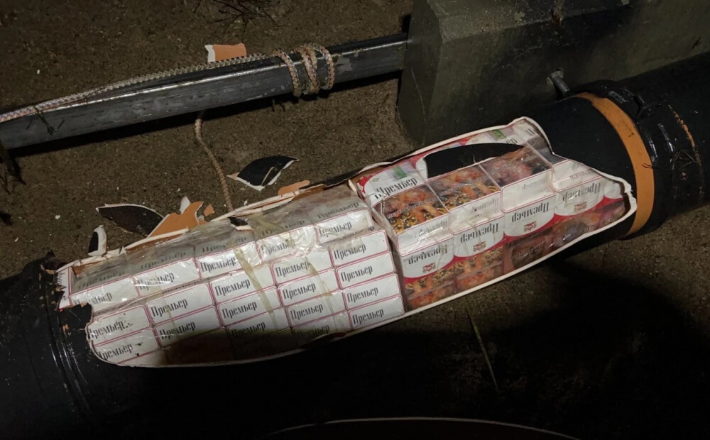 Daugavā atrod cigarešu kontrabandu, kas ieslēpta no caurulēm veidotā plostā