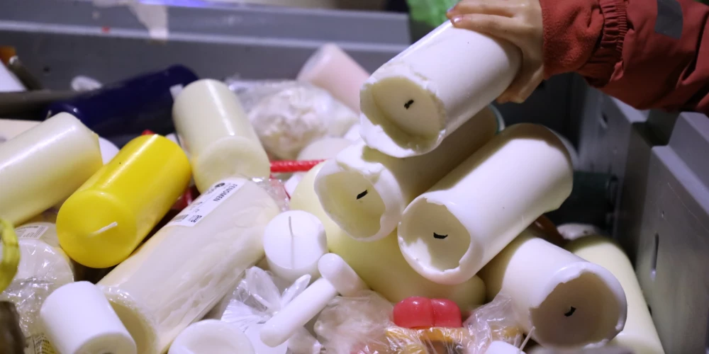 Biedrības "Tavi draugi" sveču nodošanas punkts, kurā saziedotās sveces un sveču atlikumi tiks izmantoti, lai izgatavotu ierakumu sveces Ukrainas aizstāvju vajadzībām.