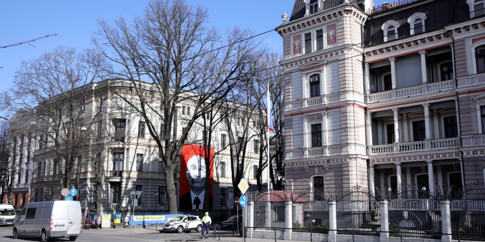 Par Krievijas vēstniecības ēkas apliešanu ar sarkanu krāsu piemērots 70 eiro sods