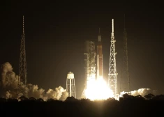 NASA jaunā mēness raķete paceļas no palaišanas platformas 39B Kenedija kosmosa centrā Kanaveralas zemesragā, trešdien, 2022. gada 16. novembrī. Šis palaišana ir pirmais Artemis programmas lidojuma tests. (AP foto/Terijs Renna) KSC106