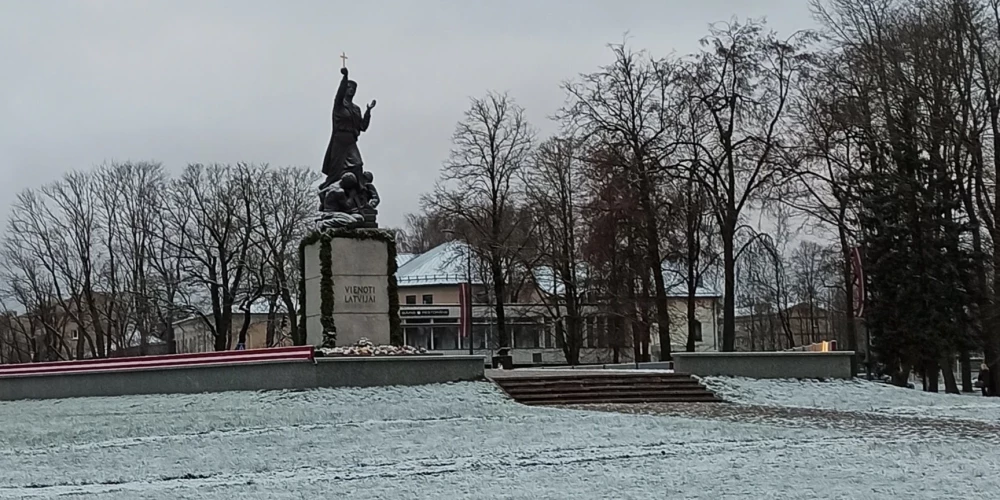 Rīts paskrējis fotografēšanā - dažviet Latvijā uzsnidzis pirmais sniegs. FOTO