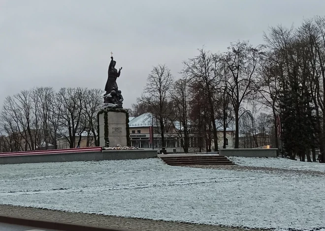 Rīts paskrējis fotografēšanā - dažviet Latvijā uzsnidzis pirmais sniegs. FOTO