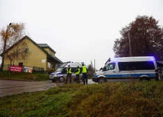 Policijas darbinieki stāv pie blokādes pēc sprādziena Prževovā, ciematā Polijas austrumos netālu no robežas ar Ukrainu, 2022. gada 16. novembrī. REUTERS/Kacper Pempel