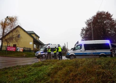 Policijas darbinieki stāv pie blokādes pēc sprādziena Prževovā, ciematā Polijas austrumos netālu no robežas ar Ukrainu, 2022. gada 16. novembrī. REUTERS/Kacper Pempel