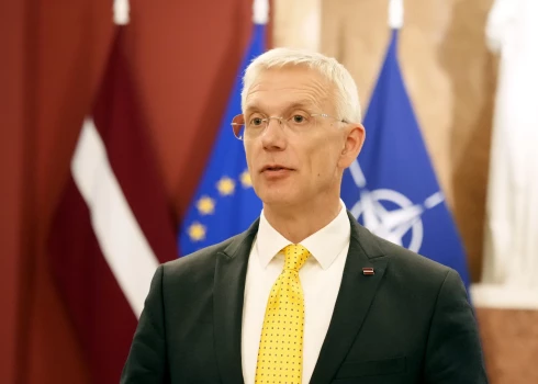 Премьер: Латвия следит за развитием событий в Польше