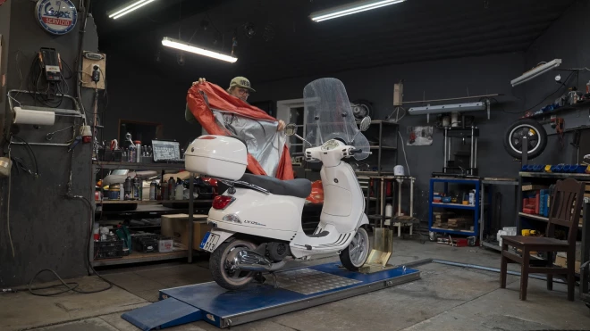 Tuvojas ziema, tāpēc beidzot pienācis laiks ieziemot savus motociklus, motorollerus un citus divriteņu spēkratus.