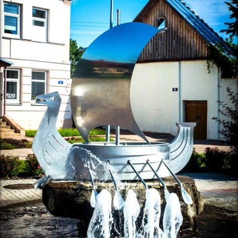 Krāslavas centrālais laukums nosaukts 18. novembra vārdā un tā ir pilsētas vizītkarte.