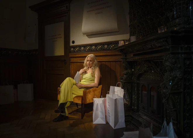 Dailes teātra režisores Lauras Grozas diptiha "Mājoklis. komentāri" otrā daļa. Foto tapuši mēģinājumu procesā, tuvojoties pirmizrādei aktrišu sastāvs koriģēts.