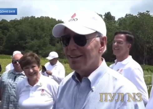 Saprotams, ka Krievijas “Pirmais kanāls”, kas regulāri izplata Kremļa propagandu, no šīs mizanscēnas ir izveidojis veselu sižetu, beigās vēl atrādot, kā tad nu dabā izskatās viņu kameras operators.