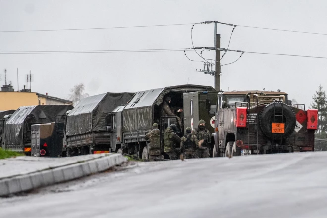 Polijas armijas karavīri raķetes nokrišanas vietā Polijā 2022. gada 16. novembrī.