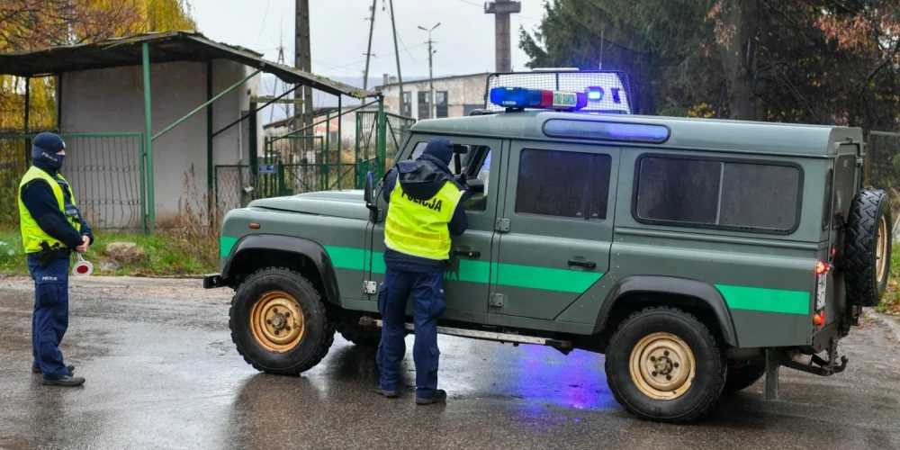 Polijas policisti Pševodovas ciemā 2022. gada 16. novembrī.