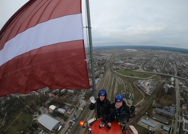 Valsts augstākajos sakaru torņos plīvo valsts karogi