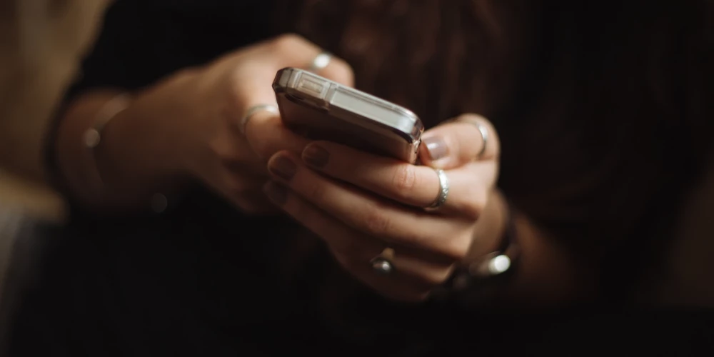 Skolēni internetā izsmej cits citu un pedagogus – kā rīkoties skolām?