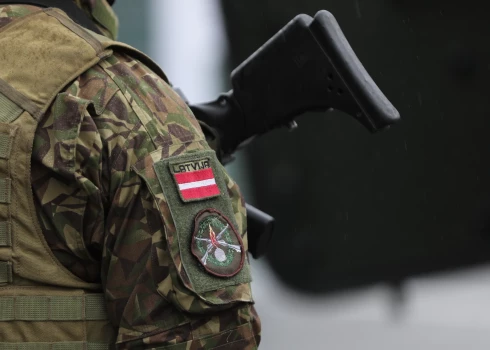 Militārajā parādē demonstrēs vērienīgu tehnikas klāstu; piedalīsies arī Ukrainas karavīri