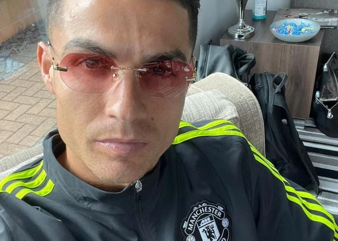 "Постоянно с ними разговариваю": Роналду хранит прах новорожденного сына и своего отца в доме