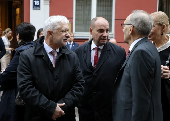 Apstiprina Saeimas deputāta pilnvaras Daudzem un Dorošķevičai