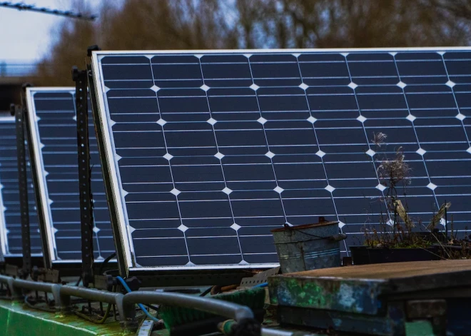 "Evecon": "Sadales tīkls" jaunie tarifi sagraus saules paneļu uzstādīšanu mājsaimniecībās