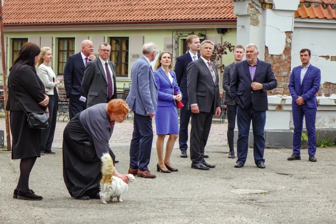 Vizītē Ventspilī ieradies kultūras ministrs Nauris Puntulis. Procesu pie Andras kājām novēro arī Vatsons.