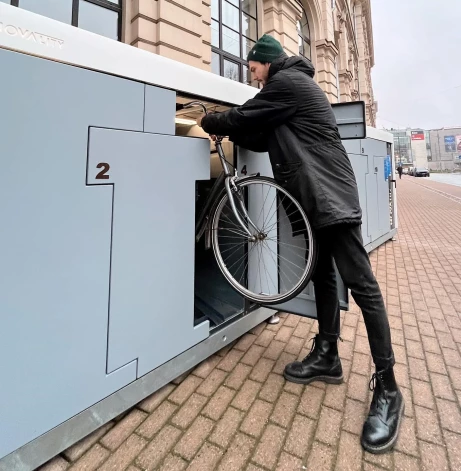 Jaunajā velonovietnē ir vietas desmit velosipēdiem vai skrejriteņiem.