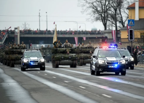 Latvijas un sabiedroto bruņoto spēku militārajā parādē  piedalīsies Ukrainas karoga grupa 