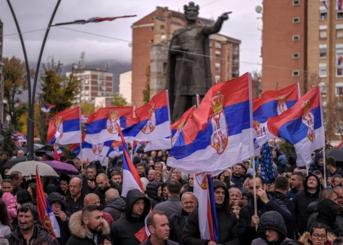 Serbi Kosovā protestē pret Prištinas prasību sākt izmantot Kosovas izsniegtās automašīnu numurzīmes.