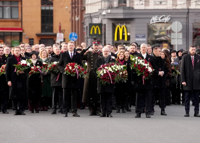 Atzīmējot Latvijas Republikas proklamēšanas 104. gadadienu, pie Brīvības pieminekļa notiek svinīgā ziedu nolikšanas ceremonija.